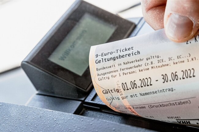 Wo man das 9-Euro-Ticket kaufen kann und wo es gilt - In einigen Städten wie etwa in Hamburg startete der Verkauf der 9-Euro-Tickets bereits am Freitag - nachdem auch der Bundesrat grünes Licht für das Vorhaben gegeben hatte. 