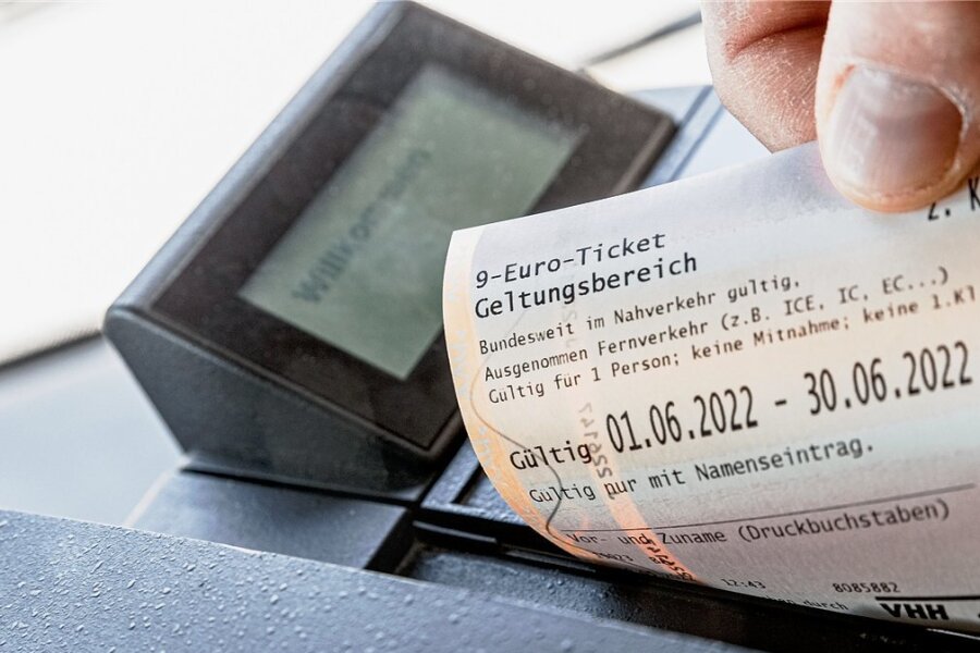 In einigen Städten wie etwa in Hamburg startete der Verkauf der 9-Euro-Tickets bereits am Freitag - nachdem auch der Bundesrat grünes Licht für das Vorhaben gegeben hatte. 