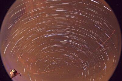 Wo man im Vogtland am besten Sternschnuppen sehen kann - Die Zeitraffer-Aufnahme über zwei Stunden wurde am 12. August 2021 gemacht. Sie zeigt den Himmel über der Sternwarte mit mindestens fünf Sternschnuppen (vertikale Linien) und zwei Satelliten. Die langen Spuren sind Sterne in Bewegung. Foto: Olaf Graf