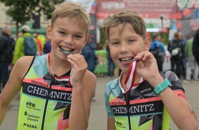 Wo nicht nur die Schnellsten abräumen - Moritz Dau aus Chemnitz (links) gewann den Junior-Triathlon. Über die Finishermedaille freute sich auch sein Teamkamerad Phillip Ehrler (Platz 6).