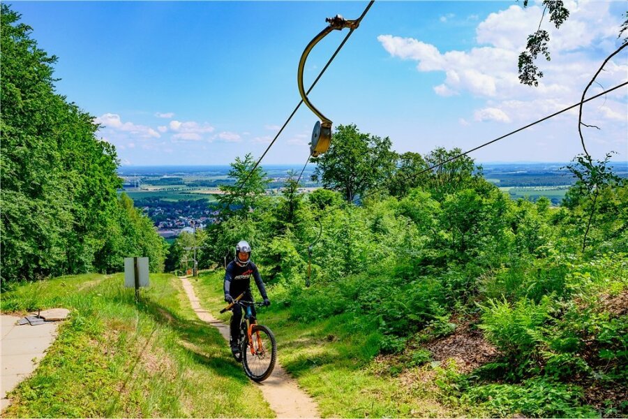 Wo Radfahrer das Fliegen lernen: Ein Besuch im Black-Mountain-Bikepark - Mit dem Schlepplift hoch, mit Adrenalin runter. 