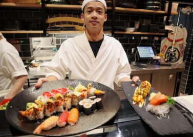 Wo roher Fisch keinen kalt lässt - Der Restaurant-Chef und Sushi-Meister Duong Quoc Do zeigt eine Überraschungsplatte mit Sushi.