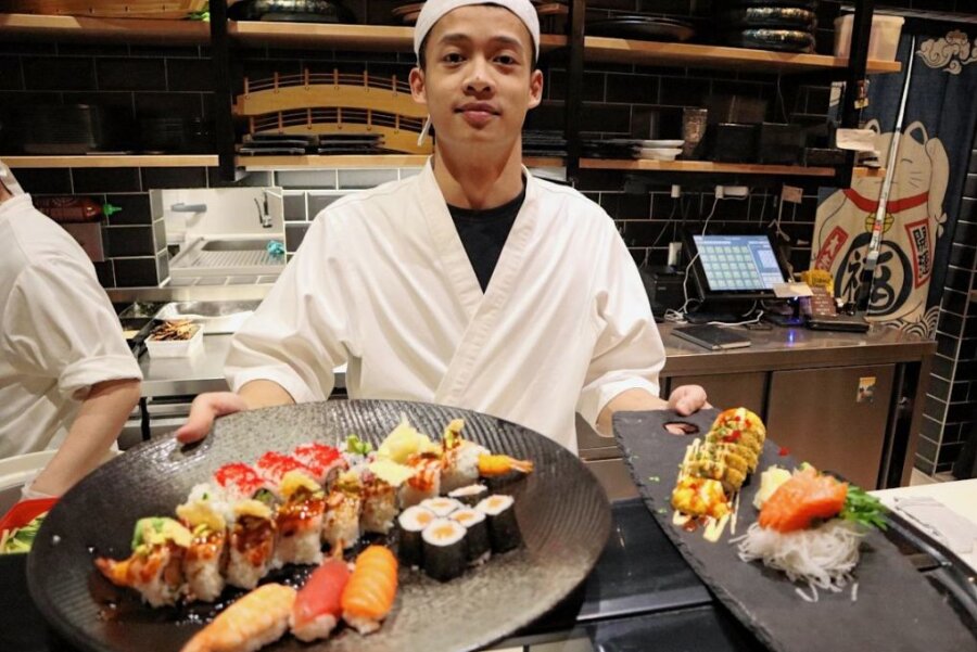 Wo roher Fisch keinen kalt lässt - Der Restaurant-Chef und Sushi-Meister Duong Quoc Do zeigt eine Überraschungsplatte mit Sushi.
