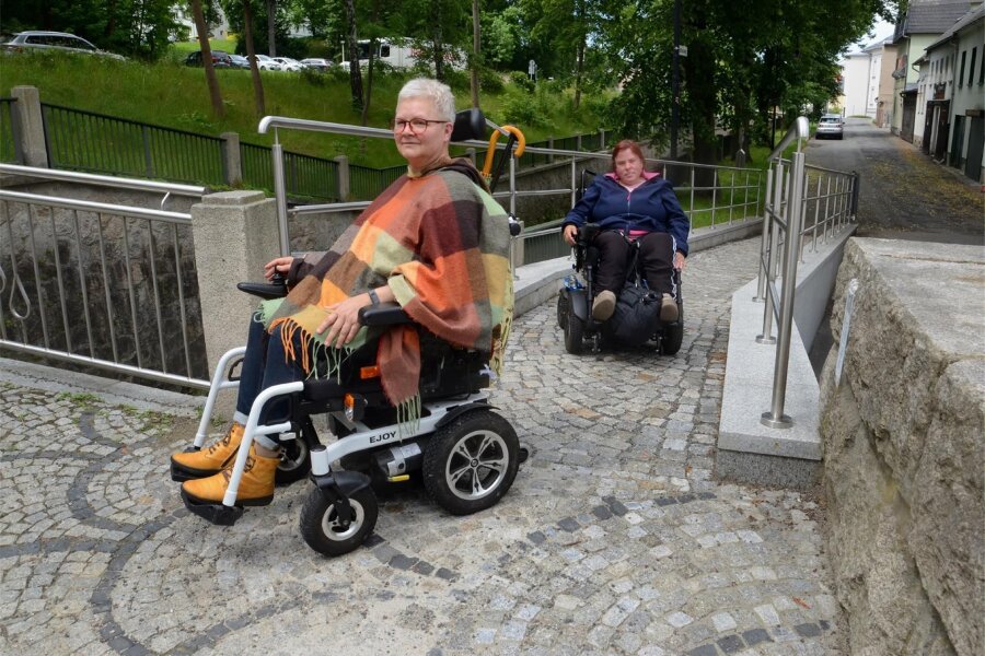 Wo Rollstuhlfahrer in Auerbach ausgebremst werden: Stadt und Diakonie wollen für freie Fahrt sorgen - Heike Rienecker (links) und Susanne Harp testen am Heiligen Brunnen in Auerbach die Behindertenauffahrt.