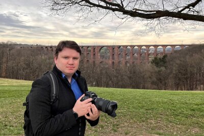 Wo schießt man die besten Fotos der Göltzschalbrücke? - Carsten Steps mit seiner Kamera am Aussichtspunkt, 100 Meter von der Hermann-Löns-Straße entfernt auf Greizer Seite.