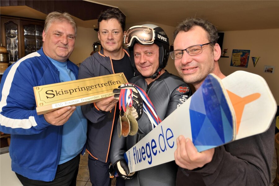 Wo schon der junge Jens Weißflog flog: Wiedersehen der Skispringer in Dreiwerden - Andreas Beyer, Frank Scheffler, Tilo Ranft und Sven Schubert (v. l.) sprangen einst selbst von der Schönborner Schanze und organisieren mit weiteren Helfern das zweite Skispringer-Treffen in Dreiwerden.