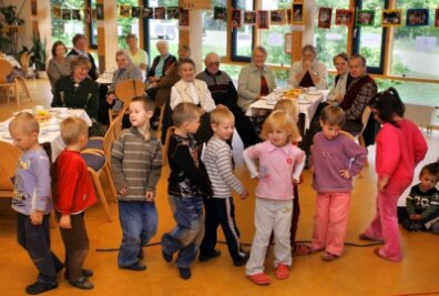Wo schon Oma mit Puppen spielte - 
              <p class="artikelinhalt">Mit Liedern und einem Tanz erfreuten die Steppkes aus dem Kindergarten "Regenbogen" in Johanngeorgenstadt ihre Gäste.</p>
            