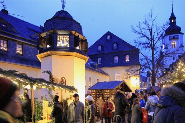 Wo Schwarzenberg schon auf Beleuchtung verzichtet - Auch der Turm mit dem Meißner Porzellanglockenspiel am Springbrunnen in der Schwarzenberger Altstadt wird vorerst nicht mehr beleuchtet.