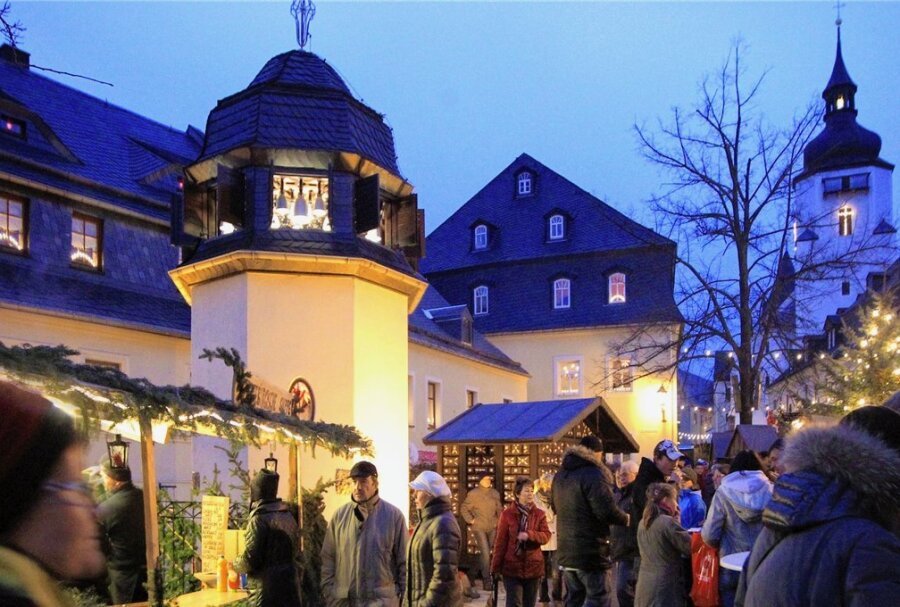Wo Schwarzenberg schon auf Beleuchtung verzichtet - Auch der Turm mit dem Meißner Porzellanglockenspiel am Springbrunnen in der Schwarzenberger Altstadt wird vorerst nicht mehr beleuchtet.