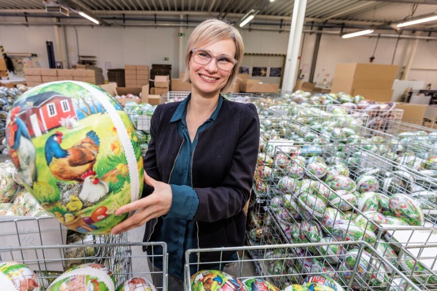 Bettina Nestler mit einem XXL-Osterei, die bei den Kunden immer beliebter werden. In den Produkten steckt nach wie vor viel Handarbeit. 