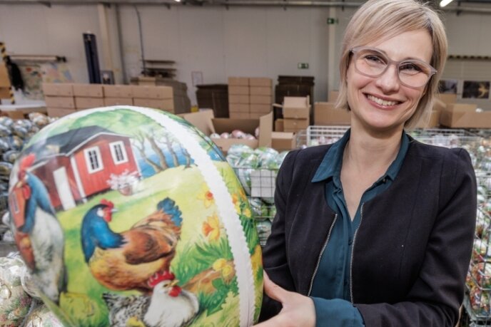Bettina Nestler mit einem XXL-Osterei, die bei den Kunden immer beliebter werden. In den Produkten steckt nach wie vor viel Handarbeit.