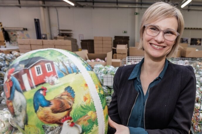 Bettina Nestler mit einem XXL-Osterei, die bei den Kunden immer beliebter werden. In den Produkten steckt viel Handarbeit.