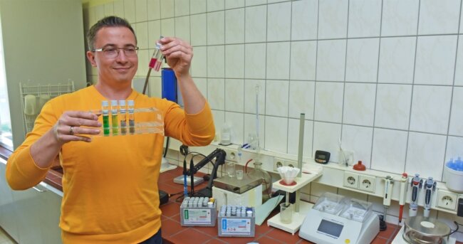 Abwassermeister Danny Uloth bereitet in der Anlage Meinersdorf die photomerische Analyse das Abwassers vor. Mittels bestimmter Testverfahren wird das Wasser am Zu- und Ablauf auf Inhaltsstoffe gecheckt.