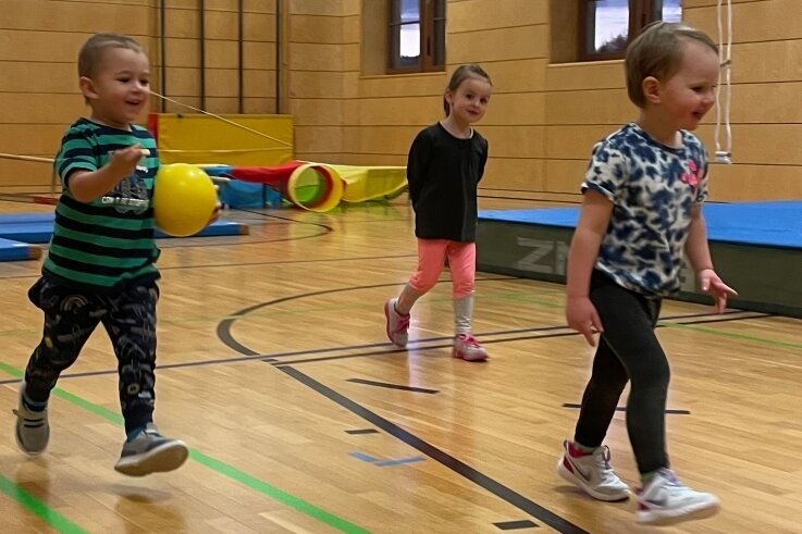 Beim Kindertraining des FSV Reichenbach lernen schon die ganz Kleinen, wie man einen Ball richtig wirft. 