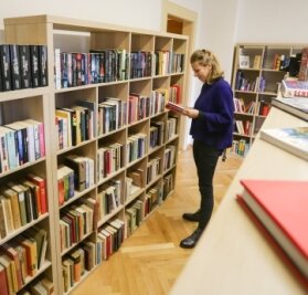 Wo sich Fremde Bücher schenken - Aline Müller in der neuen Bücherschenke im Pleißaer Rathaus. 