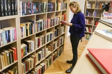 Aline Müller in der neuen Bücherschenke im Pleißaer Rathaus. 