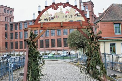 Wo sich in der Region Flöha die Adventstürchen öffnen - Der Eingang zur Alten Baumwolle in Flöha ist wieder mit einem großen Schwibbogen geschmückt. 