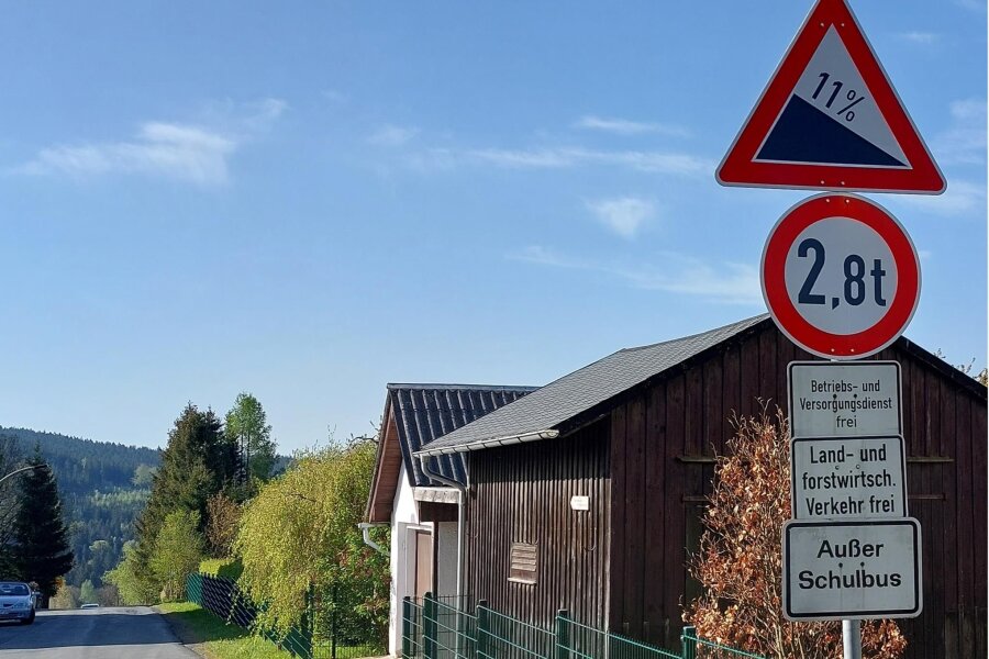 Wo sich in Schöneck der Schulbus täglich durch Löcher quält - Die Verbindungsstraße von Schöneck nach Eschenbach ist nicht mehr für den Fahrzeugverkehr frei.