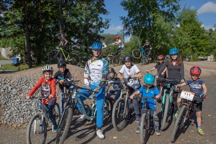 Wo sich junge Biker austoben können - Der ehemalige Trialweltmeister Marco Thomi kam zur Eröffnung der Pumptrack-Anlage in Schlettau. 