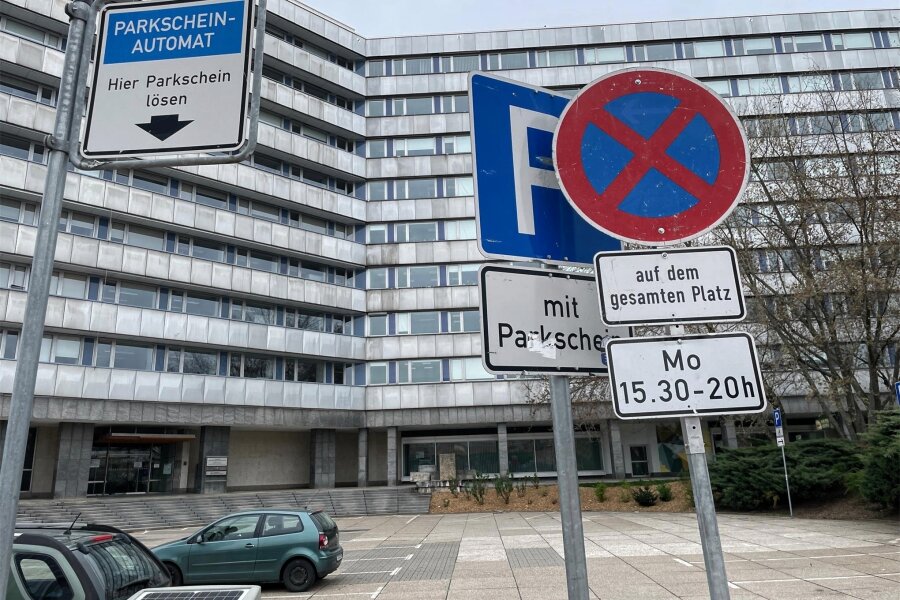 Wo Sie in Chemnitz ein Auto besser nicht falsch parken sollten - Auf dem Parkplatz vor der „Parteisäge“, auf dem sich Demonstranten jeden Montag zusammenfinden, wurden 2023 insgesamt 60 Fahrzeuge abgeschleppt.