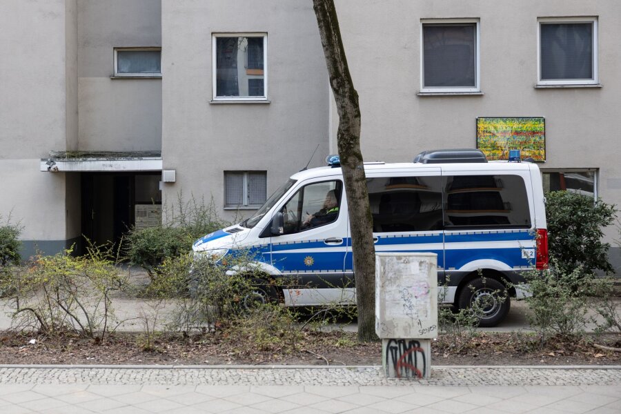 Wo sind Garweg und Staub? - Ein Polizeiwagen steht vor der Wohnung der ehemaligen RAF-Terroristin Daniela Klette (Archivbild).