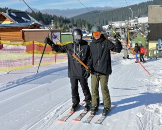 Wo Skifahren abseits des Fichtelbergs noch möglich ist - Der Skilift in Carlsfeld ist in Betrieb. Das Traumwetter am Freitag genossen auch Paul Rockstroh (links) und Lukas Siebert. 