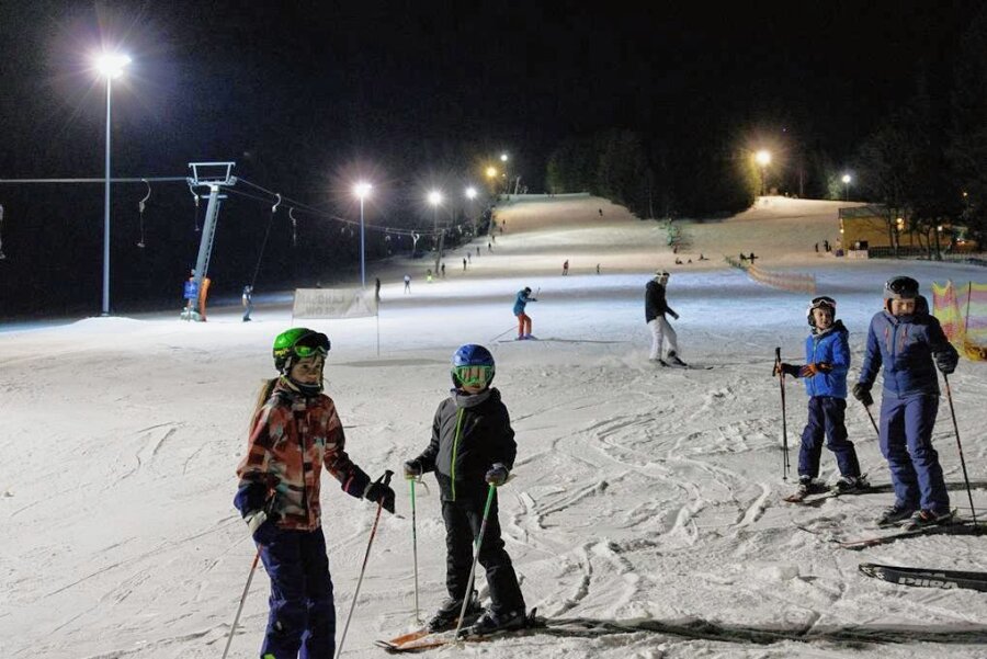 Wo Skifahren im Erzgebirge abseits des Fichtelbergs noch möglich ist - In Crottendorf, wo sich der Lift ebenfalls weiter drehen soll, ist Nachtski besonders beliebt. 