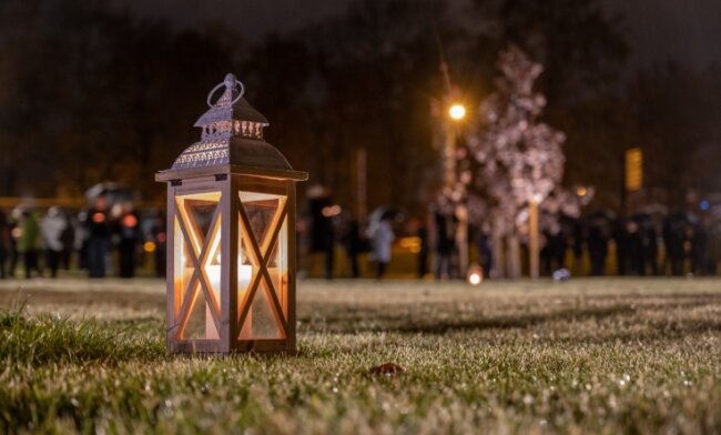 Zwickauer gedenken am 4. November - dem zehnten Jahrestag des NSU-Auffliegens - im Schwanenteichpark der Opfer.
