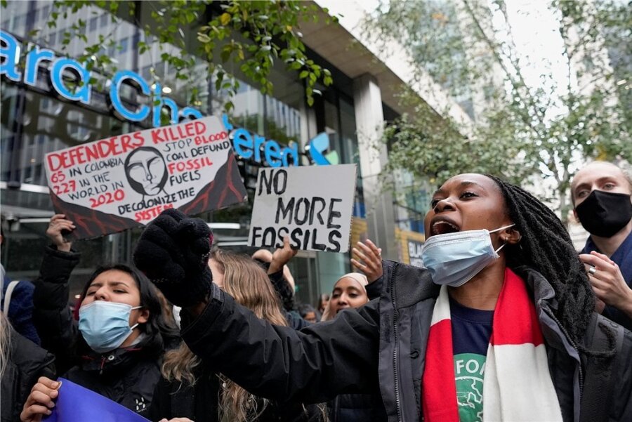 In London protestierten Klimaaktivisten im Vorfeld der 26. UN-Klimakonferenz in Glasgow vor der Standard and Chartered Bank. 