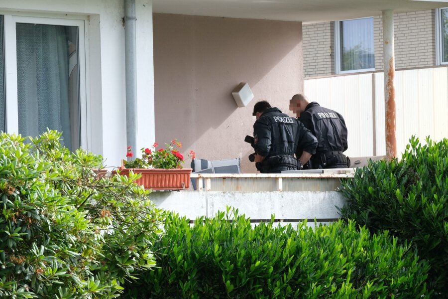 Wo viele Immobilien von Rechtsextremen zu finden sind - Beamte durchsuchen eine Wohnung bei einer groß angelegten Razzia: 61 Prozent der rechtsextremistisch genutzten Immobilien befinden sich in den Bundesländern Thüringen, Sachsen, Sachsen-Anhalt, Brandenburg, Mecklenburg-Vorpommern und in Berlin.