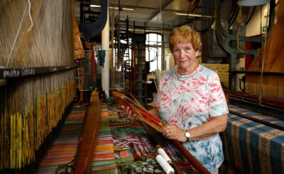 Wo Zeitzeugen alter Industrie weiterleben - Gisela Rabe an den historischen Webstühlen im Textil- und Rennsportmuseum.