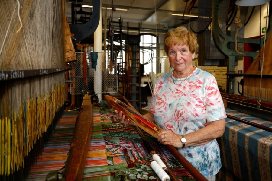 Gisela Rabe an den historischen Webstühlen im Textil- und Rennsportmuseum.