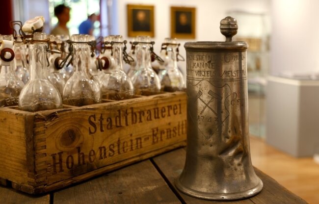 Wo Zeitzeugen alter Industrie weiterleben - Ein Krug aus dem Jahr 1743 und Bierflaschen der einstigen Stadtbrauerei.
