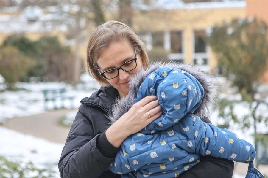 Wochenbettdepression – „Ich war nach der Geburt antriebslos und traurig“ - In der Klinik für Psychosomatik Carolabad Chemnitz können Anja Gertz-Thoma und ihr Sohn wieder zu Kräften kommen.