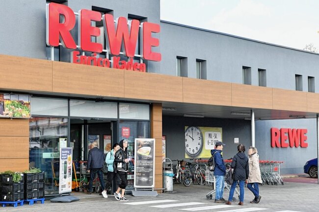 Wochenendeinkauf: Wie die Freiberger sparen - Ist der große Wochenendeinkauf beispielsweise bei Rewe noch finanzierbar? So mancher stellt sich die Frage derzeit jede Woche - auch in Freiberg. 