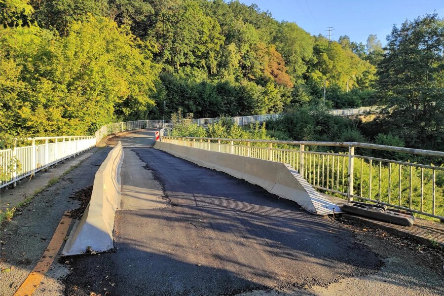 Wochenlang gesperrte Brücke im Vogtland wieder befahrbar – aber noch keine Entwarnung - Die Zufahrt von Noßwitz zur B 92 ist wieder offen. Die eingeengte Fahrbahn wurde asphaltiert.