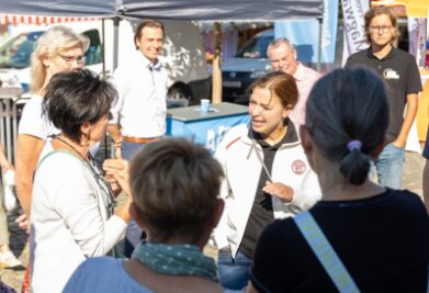 Wochenmarkt wird zur Wahlarena - Frust ablassen bei Yvonne Magwas: Die CDU-Bundestagsabgeordnete diskutiert auf dem Auerbacher Wochenmarkt mit einer Gruppe von Coronakritikern. Im Hintergrund AfD-Kandidat Mathias Weiser.