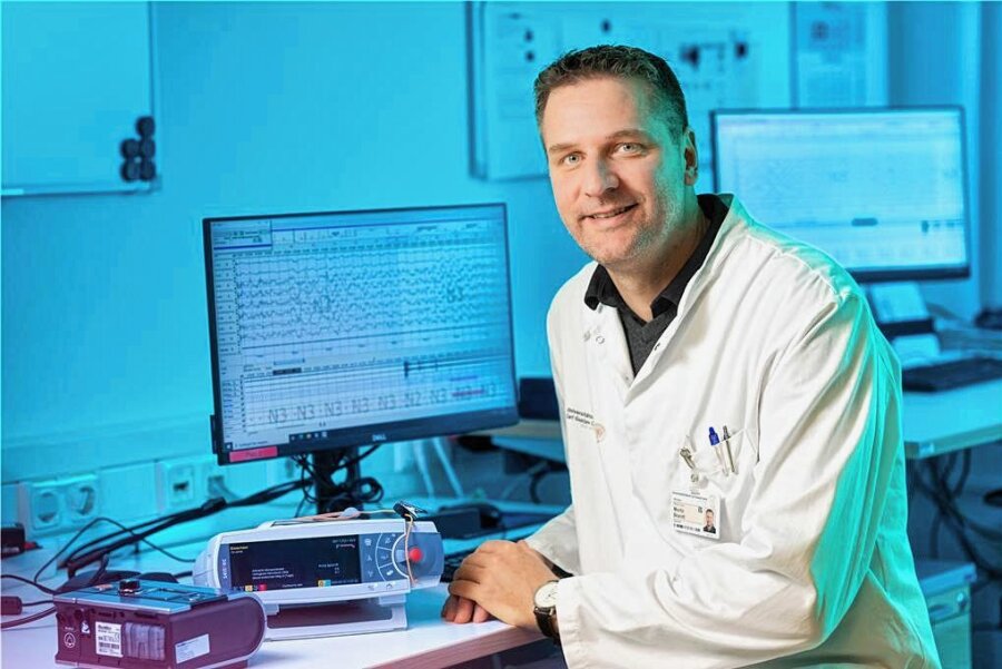 Woher kommt die Frühjahrsmüdigkeit? - Linien, die den Schlaf deuten: Im Schlaflabor der Dresdner Uniklinik wertet Leiter Moritz Brandt die Gehirnaktivitäten seiner schlafenden Patienten aus. Er ist zudem Direktor des Universitäts DemenzCentrums und beschäftigt sich mit neurodegenerativen Erkrankungen.