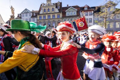 Wohin am Wochenende im Vogtland: Karnevalsfeiern, Martinsumzüge und Musik - Am Samstag tanzen die Narren wieder auf Marktplätzen in der Region. Zum Auftakt der Karnevalszeit finden zahlreiche Feiern statt.
