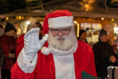 Wohin am zweiten Adventswochenende in Auerbach und Reichenbach - Auf dem Auerbacher Weihnachtsmarkt findet am zweiten Adventswochenende das 26. Weihnachtsmännertreffen statt. Im Bild ist Heinz Wüst als Weihnachtsmann verkleidet.
