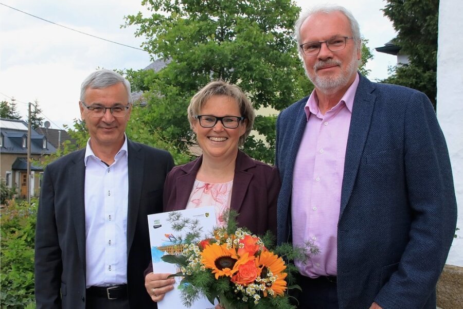 Ortsvorsteherin Romy Böttcher freut sich über den Sieg. Zu den Gratulanten gehörten Landrat Rolf Keil (li) und der Markneukirchner Bürgermeister Andreas Rubner. 