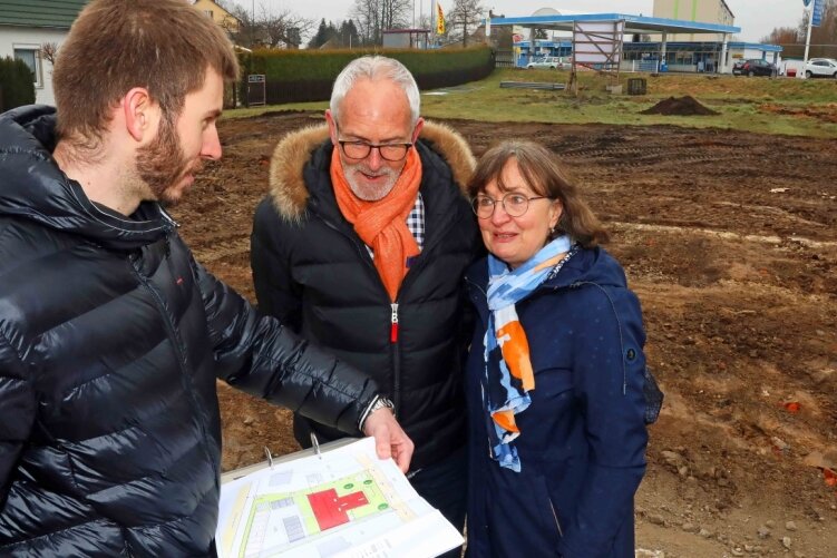 Wohnanlage mit viel Grün in Crimmitschau geplant - Die Geschäftsführer Patrick Lang (l.) und Michael Müller erklären Wirtschaftsförderin Andrea Beres das Wohnbauprojekt.