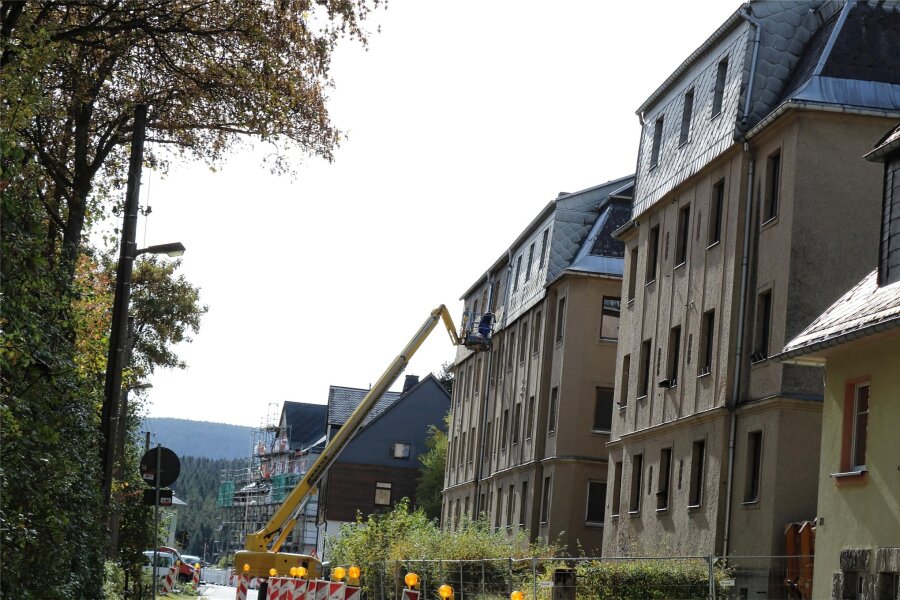 Wohnbau reißt in Johanngeorgenstadt kurzfristig mehrere Häuser ab - Abrissarbeiten in Johanngeorgenstadt – an den Steinberger-Häusern wurden zunächst Asbestplatten entfernt.