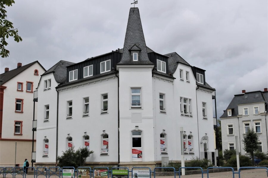 Wohnen im ehemaligen Bürgermeisterbüro: So geht das in Flöha - Einst Rat- heute Wohnhaus: Das Gebäude hat die Sparkasse Mittelsachsen als Eigentümer komplett umgebaut.