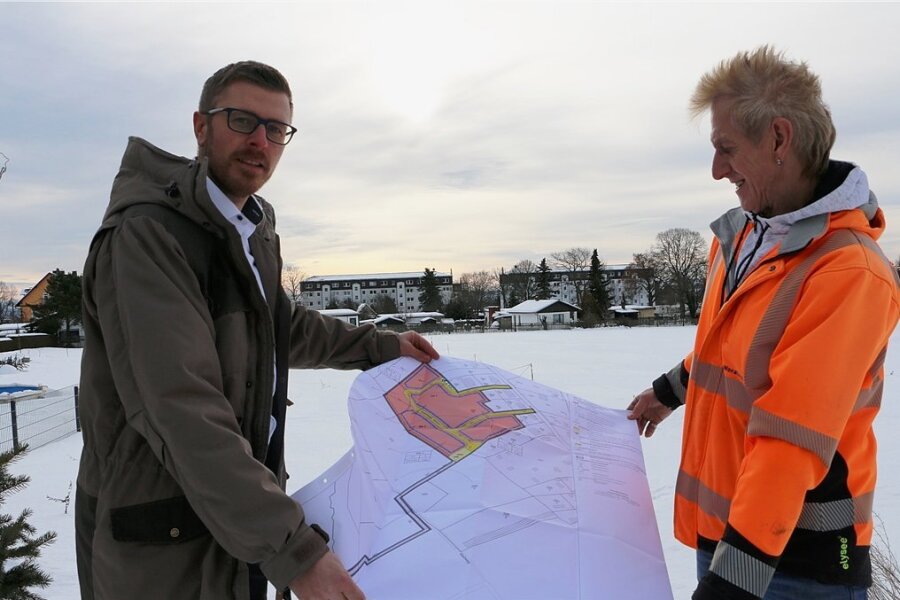 Im Januar vorigen Jahres waren Rosenbachs Bürgermeister Michael Frisch (links) und Luz Woratsch von der Bauverwaltung der Gemeinde noch guter Dinge, dass es schon bald mit dem neuen Wohngebiet Am Lerchenberg losgehen könne. 