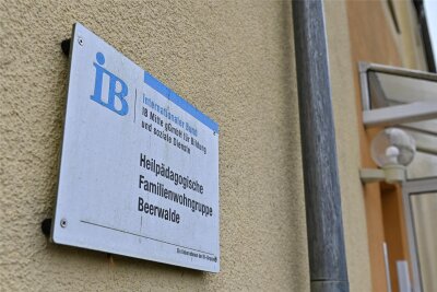 Wohngruppe in Beerwalde schließt: Was wird nun aus dem Gebäude? - In diesem Gebäude in Beerwalde war die Heilpädagogische Familienwohngruppe Beerwalde untergebracht. Der Träger hat den Mietvertrag zu Ende März 2024 gekündigt.