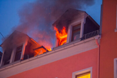 Wohnhaus-Brand in Aue: Bewohner müssen umziehen - Flammen schlugen am Freitagnachmittag aus mehreren Fenstern eines Wohnhauses an der Wettiner Straße in Aue.