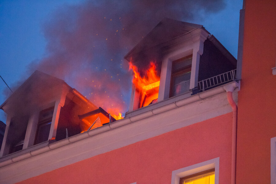 Wohnhaus-Brand in Aue: Bewohner müssen umziehen - Flammen schlugen am Freitagnachmittag aus mehreren Fenstern eines Wohnhauses an der Wettiner Straße in Aue.