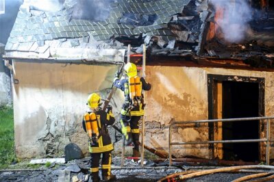 Wohnhaus brennt bis auf die Grundmauern nieder - 