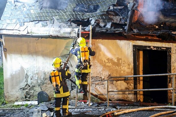 Wohnhaus brennt bis auf die Grundmauern nieder - 